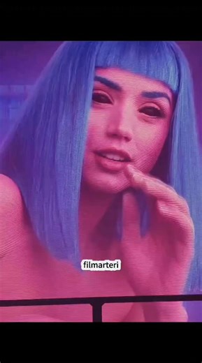 @filmarteri on Instagram: "🎬 Blade Runner 2049 (2017) 📆 Yıl: 2017 🎥 Yönetmen: Denis Villeneuve ✍️ Senaryo: Hampton Fancher, Michael Green 🎭 Tür: Bilim Kurgu • Neo-Noir • Dram ⭐ Başroller: Ryan Gosling — Officer K Harrison Ford — Rick Deckard Ana de Armas — Joi Jared Leto — Niander Wallace Sylvia Hoeks — Luv 🎞️ Konu: Yeni nesil bir blade runner olan K, insanlığın geleceğini değiştirebilecek tehlikeli bir sırrı keşfeder. Bu sır onu yıllardır kayıp olan eski blade runner Rick Deckard’a götürür