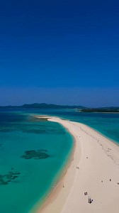 次の旅先リスト入りなら「✨」で反応してね！ 東洋一の絶景と称される、白砂の無人島、はての浜へ。透き通る海にどこを見ても360度の絶景🌊✨全長7kmの浜辺を、ただ歩くだけでも心が洗われます。 久米島から船で約30分。カヤックで上陸するツアーもあります…👀現地のツアーに参加して上陸するのが一般的です！シュノーケリングや海水浴、サンゴや貝殻探し、産卵にやって来るウミガメとの出会いを楽しみに訪れる人も。 まるで楽園にいるような、非日常の海体験を🌞💙 📍沖縄県｜はての浜 🚢アクセス情報：久米島から船で約30分 Video by @takepipipiro Where to next?ーーーーーーーーーーーJoin Us & Discover Japan!🗻 ZEKKEI Japanは、まだ知らない日本の絶景・カルチャー・伝統・建築・グルメなどを発信中！ #zekkeijapan をつけて、みなさんの「絶景」を投稿してください！ーーーーーーーーーーーIf this is going on your travel list, react with ✨! Hatenohama, a wh