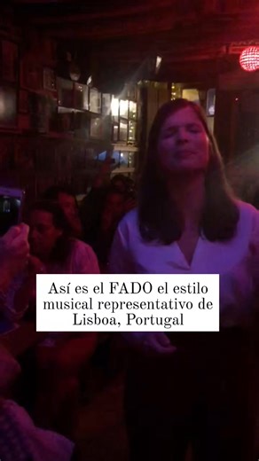 EL FADO es el estilo musical de Lisboa, Portugal. Solía cantarse por hombres en diferentes lugares como tabernas, pero en el siglo XX una mujer llamada Amelia Rodrigues revolucionó el estilo y desde ese momento muchas mujeres suelen cantarlo todas las noches también en Barrio Alto Lisboa. #portugal #fado #lisboa #barrioalto | Hacia el infinito y mas alla ♡