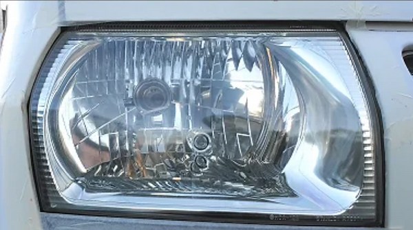 強力なクリーナーを使用したヘッドライト修復結果