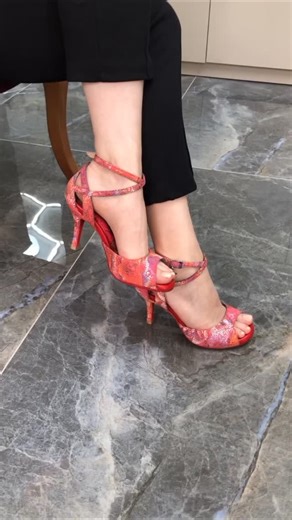 Lo Mejor Shoes on Instagram: "💃 ALESSA Model – Dansın Zarafeti ve Konforu 💃 Tango ve salon danslarına özel tasarlanan Alessa ile şıklık, zarafet ve rahatlık tek bir adımda buluşuyor! 🔸 Ayarlanabilir bilek tokası sayesinde ayağınıza tam uyum sağlar, dans sırasında ekstra destek ve güven sunar. 🔸 Yüksek elastik lateks orta taban ve ter emici süet astar ile maksimum konfor sağlar. 🔸 Hafifliği ve esnek yapısı sayesinde hem profesyonel hem amatör dansçılar için mükemmel seçim. 🔸 8.5 cm kaplama