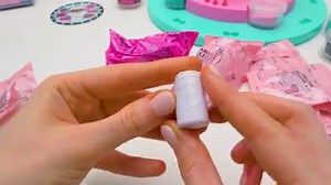 Abriendo L.O.L Glitter Factory. Brillo por todos lados! ¡Brillo, brillo por todas partes! Es hora de abrir L.O.L. ¡Sorpresa! Playset de la fábrica de bricolaje con muñeca exclusiva! Únete a Slime Sam y a su amiga Su en este viaje. ¿Qué es L.O.L. Surprise DIY Glitter Factory? Es la forma más fabulosa de personalizar las muñecas L.O.L. Surprise. Puedes darle a L.O.L. Surprise un cambio de imagen completo con brillo y pelusa que viene en una variedad de colores. Este set de juego incluye una muñeca