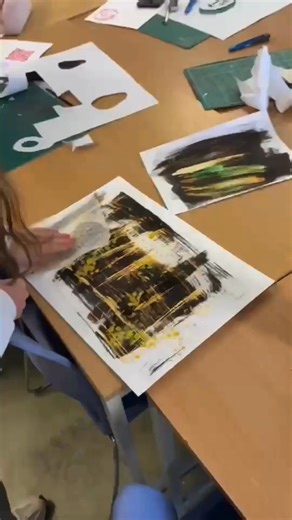 Our Art and Design students tried their hand at printmaking!🧑‍🎨 Madeline Dempster, a printmaking artist, came into college to show our students how to screen print and the best way to use this method within textiles! She also spoke about her experience at university and the different career paths you can go down after studying Art and Design. #BishopBurton #BishopBurtonCollege | Bishop Burton College