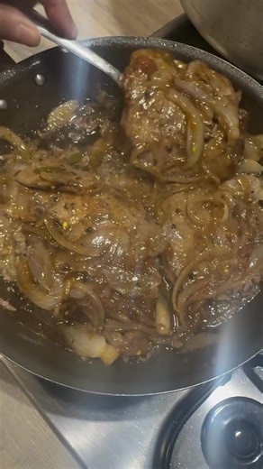 Salwaa’s Liver and Caramelised Onions You may use Ox / Sheep Liver, whatever you fancy Salwaa's Cape Malay Cooking From My Kitchen To Yours - keeping our heritage alive since 2011! Ingredients: 500g liver of choice sliced thinly 2 large onions, sliced into rings 1 cup of milk 1/2 cup of flour Salt and pepper to taste 2 green chillies, chopped finely, optional 2 tablespoons butter 3 tablespoons cooking oil 1/4 cup of vinegar 1 tablespoon sugar 2 tablespoon Mrs Balls chutney #capemalaycooking Meth