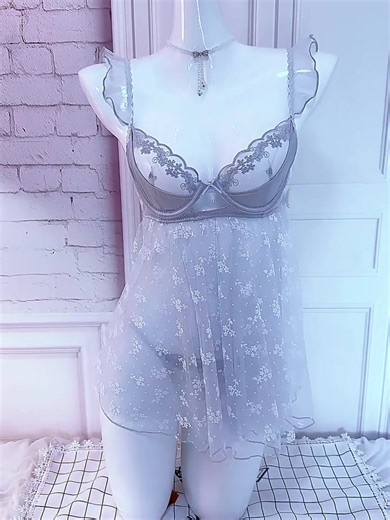 Gaun Tidur Lace Chanson Perancis Putih ✨ Dawai Sokongan Dada - Romantis & Seksi! Nuansa Perancis Romantis, Gaya Dating Malam Yang Tak Terlupakan! ✅ Dawai Sokongan Dada Berkualiti - Bentuk dada yang sempurna, selesa sepanjang malam tanpa kesakitan ✅ Lace Perancis Premium - Detail renda halus yang elegan, putih bersih sentuhan Chanson Perancis yang unik ✅ Gaya Romantis Seksi - Sesuai untuk dating malam candlelight atau tidur yang selesa & mewah ✅ Warna Putih Elegant - Timeless & feminin, nampak le