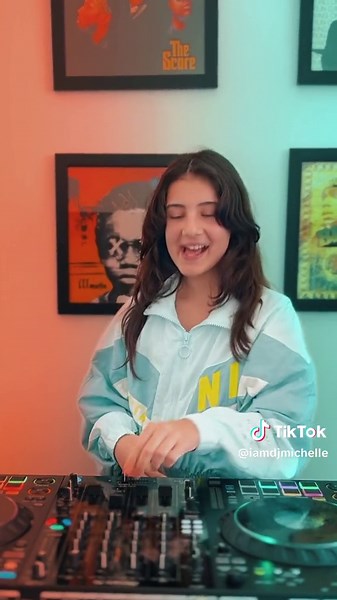 Exciting Scratch DJ Performance with Pioneer FLX10 Controller