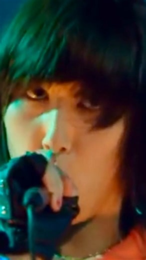 Fuck Yr Algorithm on Instagram: "Yeah Yeah Yeahs “Pin” Later… with Jools Holland London, England June 13, 2003 ⚡️ #yeahyeahyeahs #kareno #nickzinner #liveperformance #2000s"