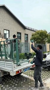 Watch This Worker Shatter Glass in Seconds... Then Learn the $5 Trick That Stops It #fypシviralシ #fyp #viral #reelsfypシ #reels #reelsinstagram #curiosidades #virals #historia | Datos Interesantes