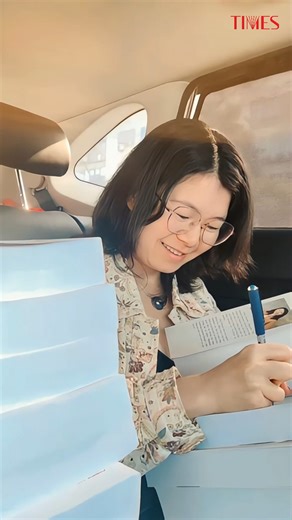 Chip Huyen - tác giả "Kỹ thuật : "Mình đã quen với việc ký tặng trên xe, và luôn sẵn lòng ký tặng những độc giả yêu mến cuốn sách của mình". #ChipHuyen #AI #KythuatAI #TIMES | TIMES - Sách Thời Đại