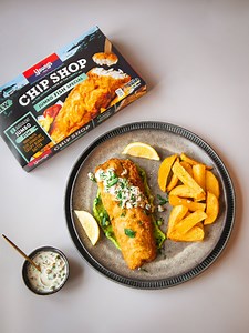 Now THIS puts the "special" in "Jumbo Fish Special" 🤩✨ Homemade chips, peas and tartare sauce make this the ultimate chippy treat, any night of the week. 🤤👇Young’s Jumbo Fish Special with Pea Purée, Chips & Tartare Recipe 👇🤤 Serves 2–4 Ingredients (simplified) Young’s Jumbo Fish Special Fillets 4 large potatoes, peeled (for chunky chips) Sunflower oil & sea salt 350g frozen peas, 1 small shallot, 25g butter, 50ml cream, lemon, salt & pepper (for pea purée) 200g mayo, 2 tbsp gherkins, 1 tbsp