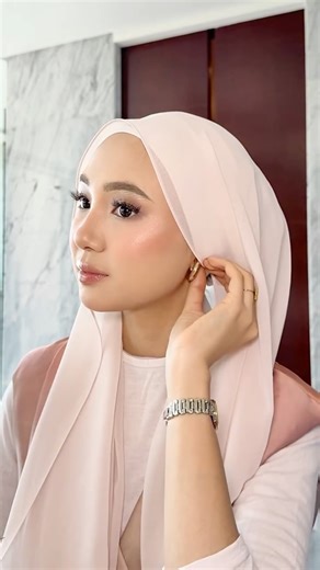 34K views · 153 reactions | If you’ve been wondering how to style your Chiffonsilk shawl, this is the tutorial every girl needs 懶 Model is wearing Sweet pea 並✨ | Guzel Kl Empire | Facebook