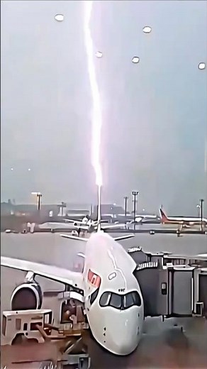 Can an Airplane Survive a Lightning Strike? 😲