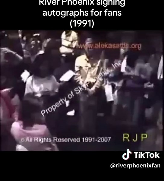 River Phoenix and Fans: A Cherished Moment in 1991