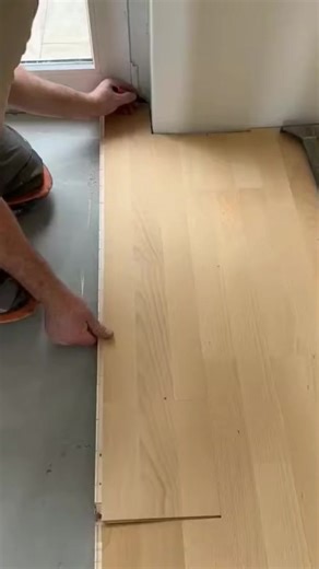 Laying the parquet sticking the click parquet cut parquet sawing parquet on the edge stabbing sockets | Floor Installation Masters