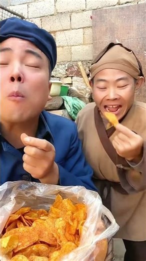 A satisfying Chinese man crying and brother eating crispy snack #mukbang#asmr#part1