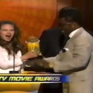 Daveigh Chase, who played Samara in The Ring, wins best villain at the 2003 MTV Movie Awards & finishes her acceptance speech with “Everyone will suffer” | Horror4Kids
