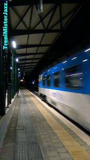 Nuovissimi treni intercity giorno con i treni blues HTR 412 travestiti in treni a lunga percorrenza.