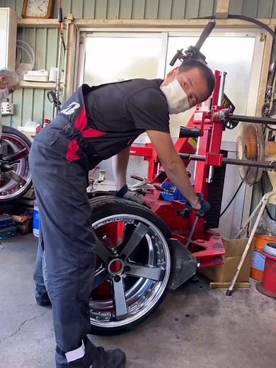 #20インチ #アルファード #タイヤ交換 #堀江タイヤ #堺市中区深井 #タイヤマン #タイヤ屋 #44歳 #24年目 #タイヤ屋社長 #バズりたい #おすすめにのりたい #タイヤ組み換え #タイヤチェンジャー #タイヤ交換の人 #おすすめ #早業 @wtprj 😑