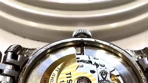 天梭瑞士动力洛克系列推荐(8663)：经典设计融合现代工艺，耐磨防刮蓝宝石镜面，精准石英机芯，30米防水性能，适合商务与日常佩戴场景，彰显男士优雅气质。