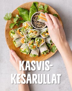 Kesärullien valmistus vaatii vähän näpertelyä, mutta lopputulos on pienen vaivan arvoinen. Rullien kasaaminen on hauska ohjelmanumero myös vieraille, joten raaka-aineet voi huoletta tuoda pöytään omissa kulhoissaan, jolloin jokainen saa kääriä itse haluamansa kombon. Kokeile täytteenä Apetitin Vihreitä papuja, jotka saavat marinadista ihanaa makua. Marinoidut pavut 1 pss (200 g) Apetit Vihreitä papuja 2 rkl Apetit rypsiöljyä 1 valkosipulinkynsi 1 rkl valkoviinietikkaa ½ tl kuivattua timjamia ½ t
