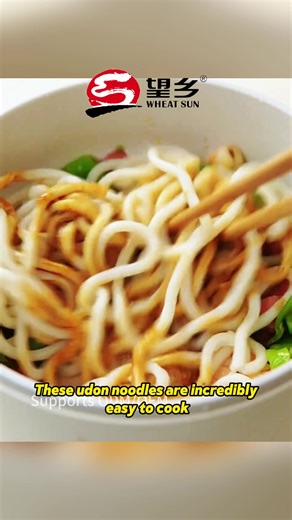 These udon noodles are incredibly easy to cook! They hold their shape well even after overcooking, remaining chewy and springy, making them perfect for beginners. Western restaurants and casual eateries should definitely buy them for fast and delicious meals. The factory provides after-sales support, so you can partner with us with complete peace of mind! #TsingtaoVegetablespringrolls #WheatsunfrozendeepfriedsticksNONPREFRIED #Whearsunudonnoodles #Wheatsundrysobanoodles #Springrolls