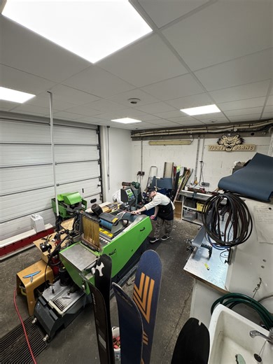 Comment se passe l'entretien d'un ski de rando chez Montania Sport ? Découvrez comment notre skiman @tom_acx s'occupe de vos skis (avec grand soin 🪶) ! Le meilleur moment pour les entretenir ? Avant que la neige tombe, assuremment 😉 N'attendez plus ! ❄️ #montaniasport #skiman #ski #entretienski #skiderando #skiderandonnée #skimo | Montania Sport