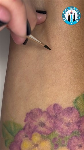 65K views · 303 reactions | This was highly satisfying ⚫️ #satisfying #circle #facepaint #bodyart #howtopaint #reels | Carolina The Doodler | Facebook