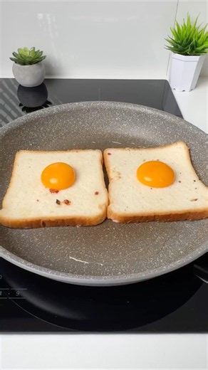 I PUT AN EGG YOLK INSIDE TOAST — THE RESULT WAS INCREDIBLE!