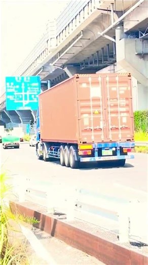 迫力満点‼️大型海上コンテナトレーラー（TRITON）通過‼️#shorts #トレーラー走行動画