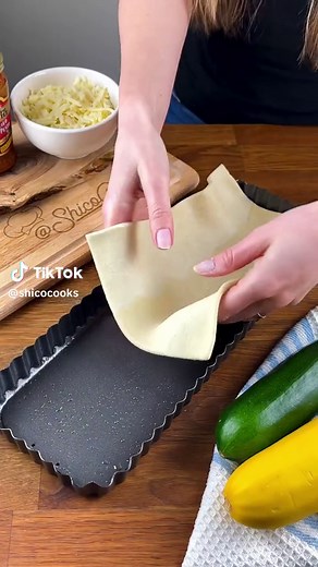 🍽️😋Treat yourself to something special with this Courgette Tart recipe! The layers of sun-dried tomato pesto, mozzarella, and courgette will melt in your mouth 🤤 Check the link in my bio for the full recipe! #tart #veggie #cheese #food