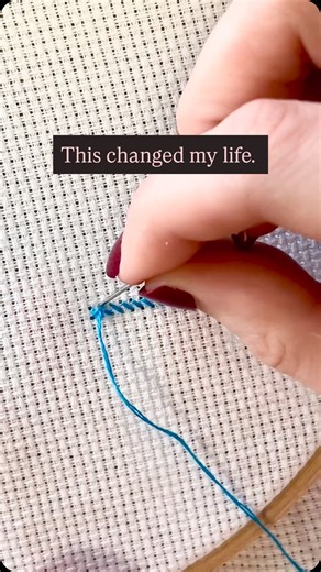 I didn’t expect a tiny piece of thread to change my life, but the front loop start method really did 💞 Before this, mu stitching was king of chaotic 😅 knots everywhere, thread tails sticking out, me constantly flipping my hoop over and over again. Then I learned the loop start, no knots, cleaner backs, flatter stitches and less wasted thread. Suddenly everything just felt… calmer 😌 It’s such a tiny change, but it made every project feel more intentional from the very first stitch. Like starti