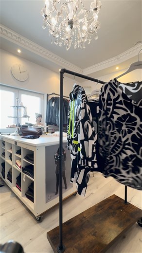 Boutique Pummelfee on Instagram: "🌸 Frühjahrsvorschau 2026 🌸 Die ersten neuen Oberteile von Doris Streich sind bei uns eingetroffen! Moderne Prints, tolle Schnitte & gewohnt hochwertige Qualität – perfekt für den Start ins Frühjahr ✨ 👚 Verfügbar in den Größen 46–56 📲 Jetzt im WhatsApp-Katalog 015140387403 ➡️ Rubrik „Doris Streich“ Schnell sein lohnt sich – die ersten Lieblingsstücke sind erfahrungsgemäß rasch vergriffen 💕"