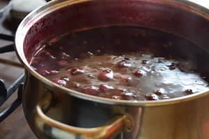 SLATKO OD ŠLJIVA PO BAKINOM RECEPTU: Zamirisaće ceo komšiluk, a ukus vraća u detinjstvo