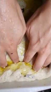 Focaccia alla Cipolla: Ricetta Soffice e Segreti per Cipolle Caramellate Perfette - Guida