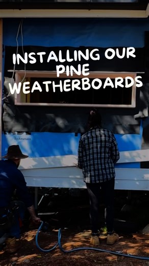 The Weathered Homestead - Queenslander Renovation on Instagram: "Finally seeing those fresh weatherboards go up has been such a milestone! We had hoped to reuse the old boards we pulled off the house, but between rot and age they were better saved for the chicken coop (we know you’re invested 👀 🐓)! So, we went all new for the extension to keep that heritage feel while making sure it lasts. Big thanks to Narangba Timbers for making the whole process easy 🙌 #renovationcouple #queenslanderrenova