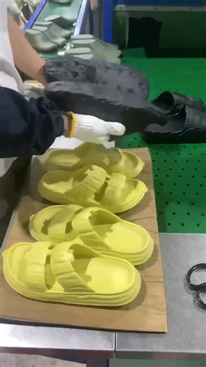 EVA machine is now in full production for high-quality slipper 🌐 Follow us ‪my page : https://www.facebook.com/shoesfootwearmachine/ ✅ Join WhatsApp : https://whatsapp.com/channel/0029VbBHmnoChq6QXtBN7D3U 📞 Contact us: ‪‪‪ 91 9310375229 #EVASlipperMachine #EVAMachine #SlipperMakingMachine #EVASlipperProduction #EVAFootwear #FootwearMachinery #SlipperFactory #EVADanaMachine #SoleMakingMachine #FootwearIndustry #ShoeMakingMachine #VatsnTecnic #RubberMachineryWorld #EVAProducts #FootwearManufactu