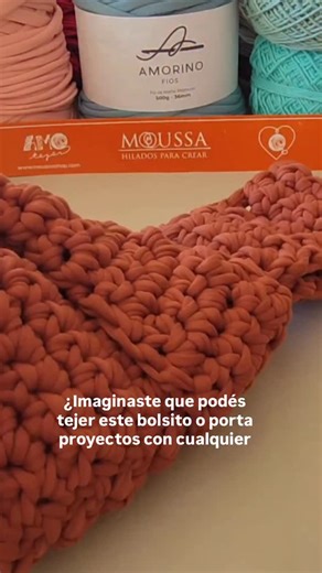 Aprendé a tejer súper fácil este bolsito a crochet con el hilado que más te guste 💕 Nosotras lo tejimos con nuestra Totora GLAM, exclusiva de Moussa Lanas, ideal para proyectos de deco, bolsos, cestos y accesorios. En nuestra tienda online www.moussashop.com vas a encontrar una gran variedad de hilados, lanas y totoras de calidad premium, en todos los colores y grosores para tus proyectos. 📍Te esperamos en nuestro local de Av. Scalabrini Ortiz 973, Buenos Aires 🧵Atendemos por mayor, menor y o