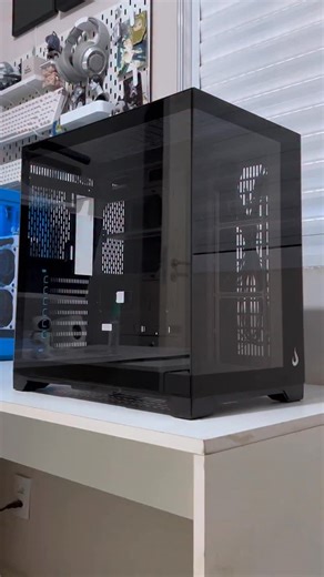 Victória Pereira on Instagram: "Decidi começar 2026 do jeito certo: montando um PC novo junto com a @risemode 🔥 Eles me enviaram o Galaxy Glass Standard V2, um gabinete lindo, moderno e com ótimo custo-benefício ✨ Fica por aqui pra acompanhar os próximos passos desse setup com a Rise Mode! #gabinetegamer #galaxyglass #risemode #setupgamer #setup"