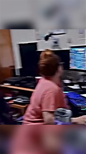 XLove on Instagram: "好的，这是图片中的文字内容： 在日本，研究人员正利用智能人行道将日常活动转化为清洁能源⚡。这些道路内嵌特殊的压电材料，可以从行人的脚步中收集动能。当人们行走、奔跑或跳跃时，路面会轻微变形，从而产生机械压力。压电晶体将这种压力转化为电能🔋。 这些能量可用于照亮路灯、为公共显示屏供电，甚至监测行人流量。这种技术不仅减少了能源浪费，还展示了未来城市的无限可能🌃。 在东京、京都等城市的试验区，人们的每一步都在为绿色地球贡献力量💚。科技让生活更环保，也让每一个脚步更有意义✨。 #日本 #科技 #创新 #可持续 #绿色能源 #未来城市 #环保 #知识 #事实 #推荐 #你知道吗 #技术 #实验 #热门 #meme #funnyreels #memes #trending #trendingreels #viralreels #viralpost #foryoupage"