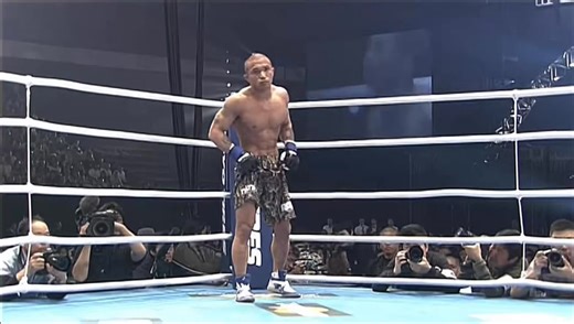 伝説の4秒KO⚠️2006 HERO'S山本KID徳郁vs宮田和幸試合開始のゴングと同時に、KIDの跳び膝蹴りが宮田の顎を直撃💥 わずか４秒でKO勝利した。•宮田選手な顎を骨折•HERO'Sにて最速KO記録まさに”神の子”山本KIDのとんでもないKOだった。