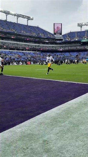 DK Metcalf warming up in Baltimore