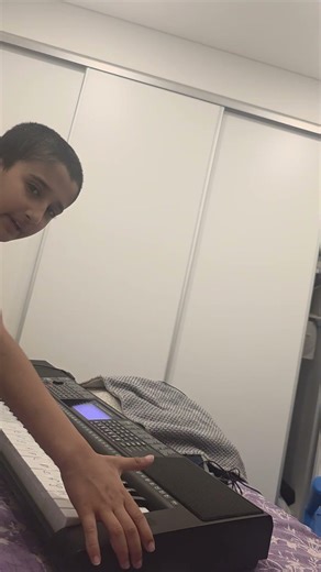 I finally know how to play a song on keybord 😏