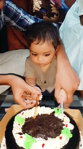 Mere birthday ka cake mera beta cut kr rha h mashallah 😘🥰
