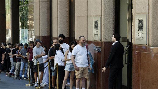 Surging gold prices cause long queues outside bullion retailers
