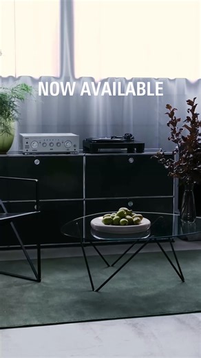 The AT-LP7X is designed for listeners who value precision, flexibility, and sound quality. This fully manual belt-drive turntable features a vibration-dampening MDF cabinet, a high-density acrylic platter, and a precision J-shaped tonearm for accurate tracking. With adjustable VTA, cartridge versatility, and a built-in switchable phono preamp, the LP7X offers exceptional performance with room to grow. A thoughtful approach to analog listening. Explore the AT-LP7X today. – La AT-LP7X s’adresse au