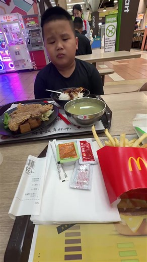 幫小孩點完飯後自己去點麥當勞的搞笑瞬間