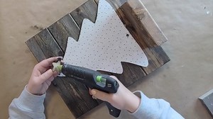 10K views · 572 reactions | Hey friends! Come check out this super cute Christmas tree craft! | Burlap Kitchen | Facebook