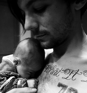 La première photo du fils de Louis Tomlinson de One Direction est dévoilée - Hollywoodpq.com