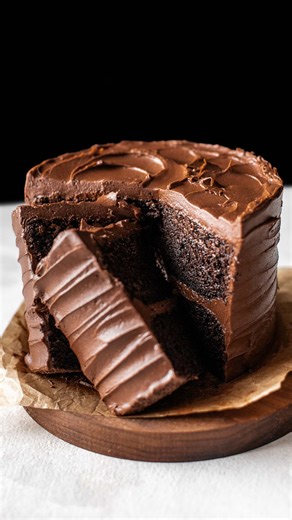 Mimi | Eats Delightful on Instagram: "small chocolate cake 🍫 for those days when you want a little something sweet… but maybe not enough to feed 50 people. this cake has all the soft, spongy, moist, rich, and chocolatey perfection of a full sized cake - but mini (and SO cute) 🥹 recipe for the cake and chocolate buttercream frosting are on my website! #chocolatecake #cakes #chocolatelovers #minicake"