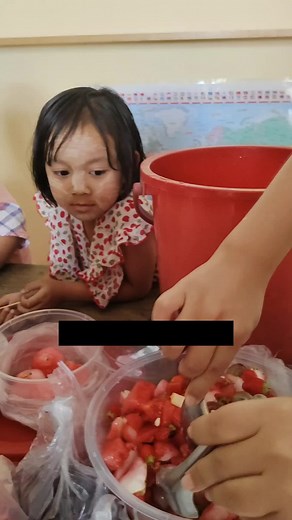 Making Fruit Salad 🥗 Summer Vibe 💜 #kids #younglearners #Myitkyina #teachingenglish #eslteacher #english #tesolteacher #mary #unitelearningcenter